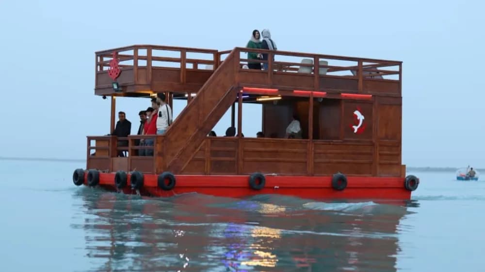 قایق آلاچیق شناور VIP در جنگل حرا قشم