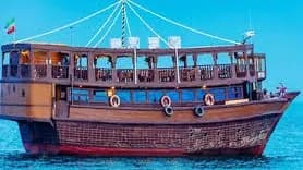 نمایی زیبا از کشتی تفریحی در شب‌های خلیج فارس