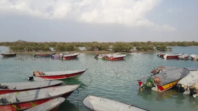 غروب زیبای جزیره قشم و لنج‌های چوبی در ساحل