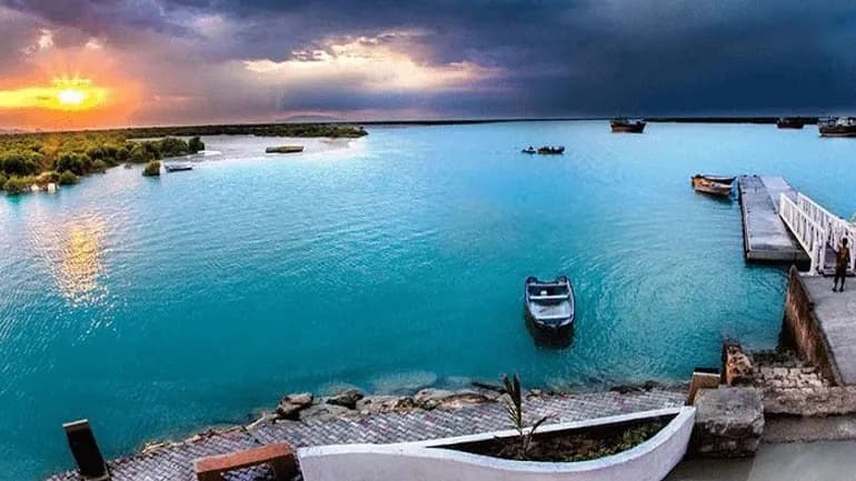 گردشگران در حال خرید بلیط و استفاده از تفریحات دریایی قشم