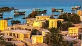 آسمان آفتابی و آبی در ساحل قشم