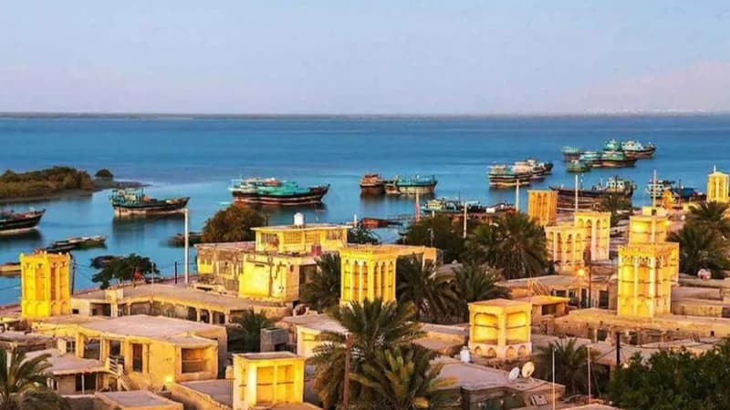 نمایی از سواحل صخره‌ای و نیلگون جزیره قشم