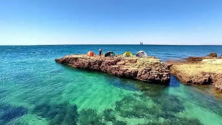 نمای هوایی از سواحل جزیره قشم و صخره‌های مرجانی