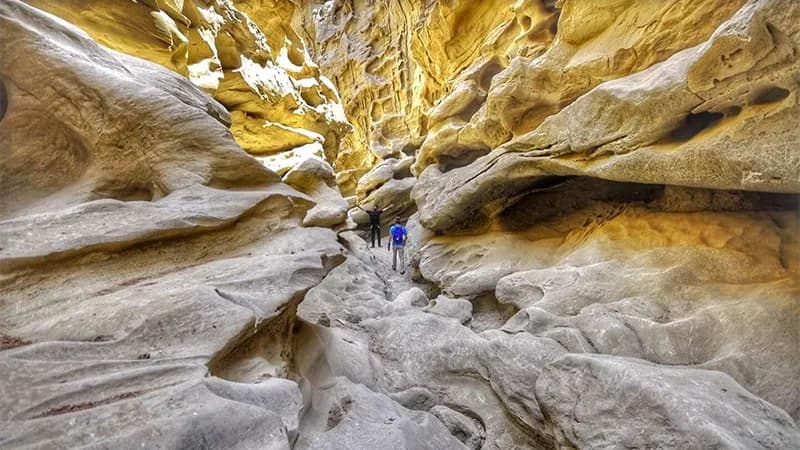 صخره‌های شگفت‌انگیز دره ستارگان قشم در غروب آفتاب