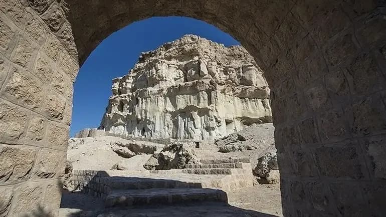 نمای بیرونی غار خربس قشم و معماری صخره‌ای