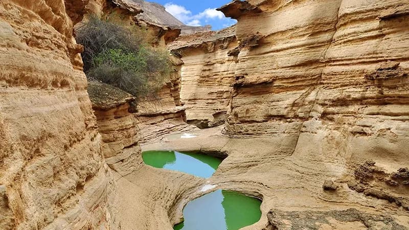 نمایی خیره‌کننده از شکاف‌های صخره‌ای تنگه چاهکوه قشم