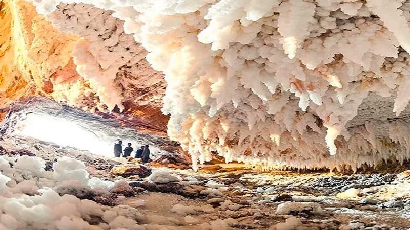 بلورهای سفید و قندیل‌های نمکی در غار نمکدان قشم