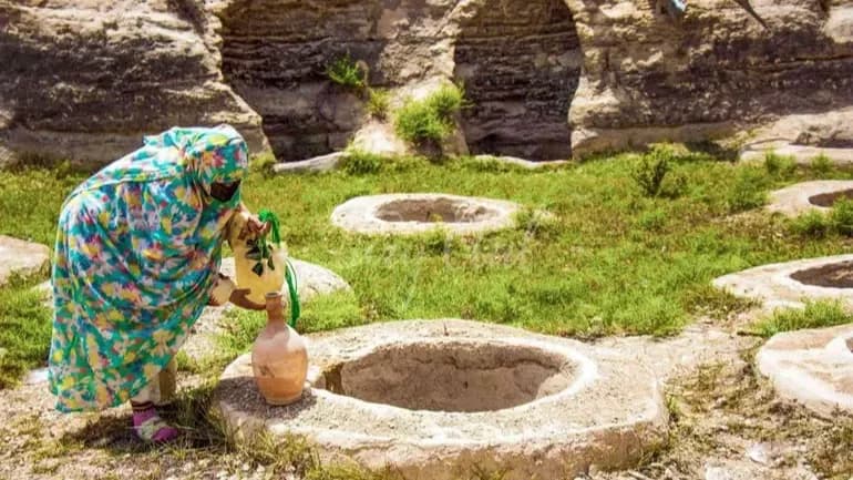 نمایی از چاه های تلا در بندر لافت قشم