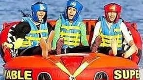 کودکان در حال بازی در سواحل نیلگون قشم