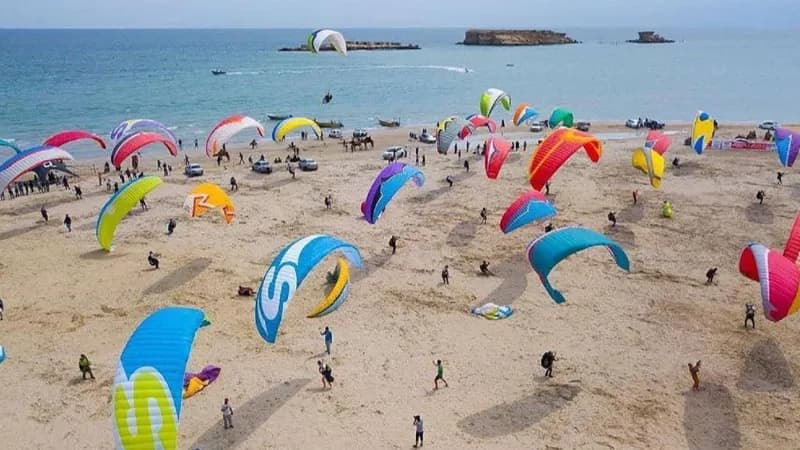نمای ساحل قشم در فصل بهار و تابستان
