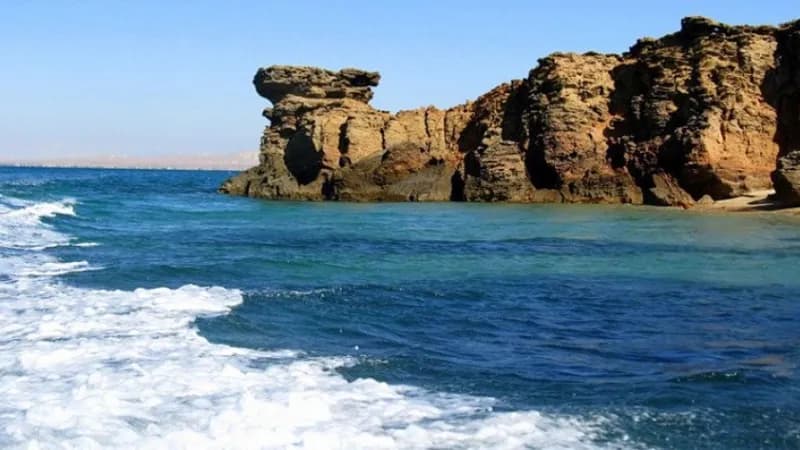 نمایی آرام از سواحل خلوت قشم در سال ۱۴۰۵