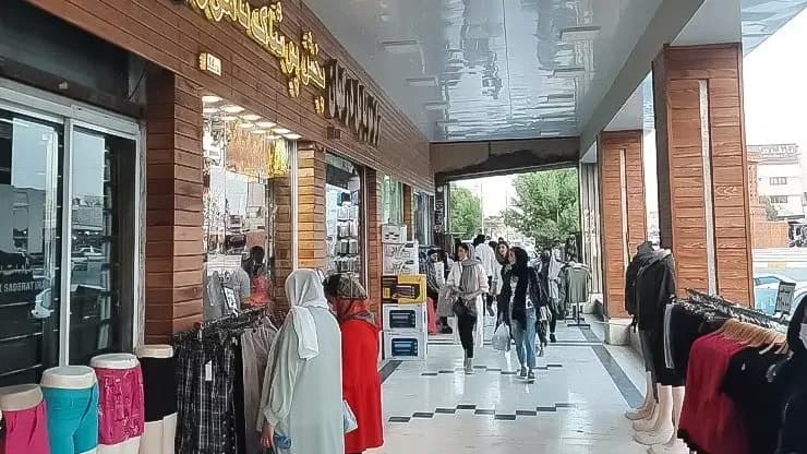 تجربه بازارگردی شبانه قشم و ویترین مغازه‌ها