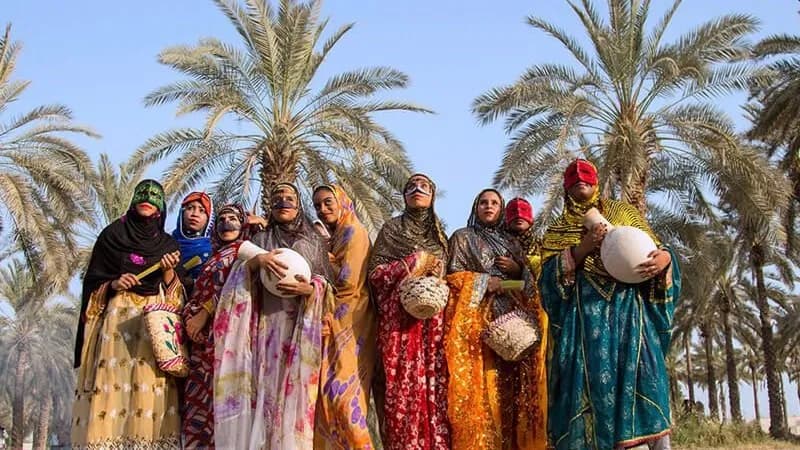 لباس سنتی رنگارنگ زنان جنوبی و نقش‌های گلابتون