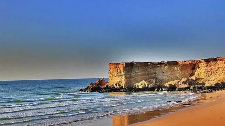 نمایی از سواحل قشم در آذر ماه با آسمان صاف و دریای آرام