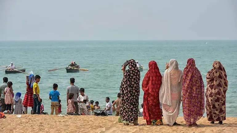 نمای قایق‌های صیادی و گردشگری در سواحل قشم در دی ماه
