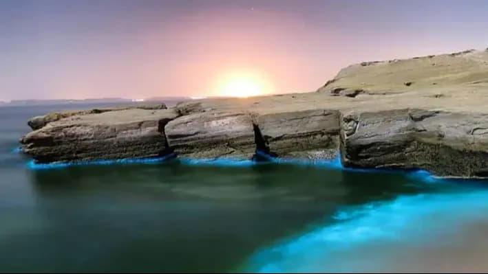 نمایی از سواحل قشم در بهمن ماه با آسمان صاف و دریای آرام