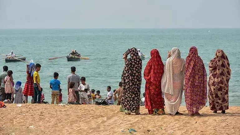 نمایی از قایق‌های سنتی و آب‌های نیلگون قشم در اسفند ماه