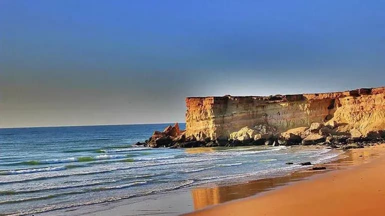 نمایی از سواحل صخره‌ای و نیلگون جزیره قشم در سال ۲۰۲۶