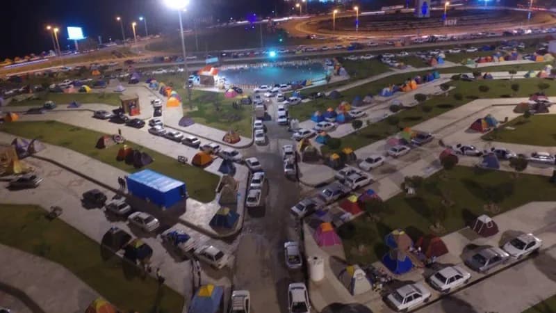 نمایی از یک یات لوکس در آب‌های نیلگون قشم