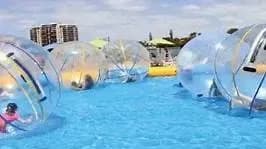 کودکان در حال بازی در ساحل قشم