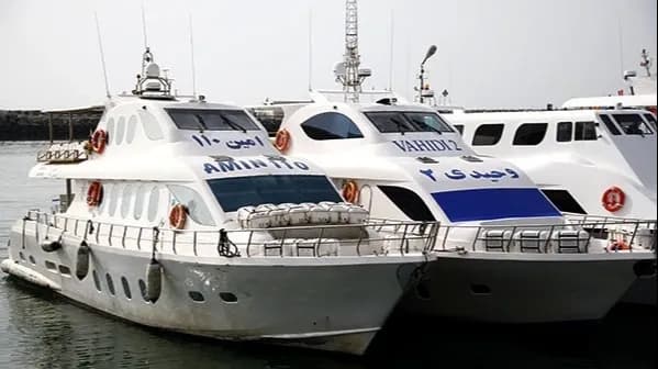 کشتی مسافربری در نزدیکی ساحل قشم