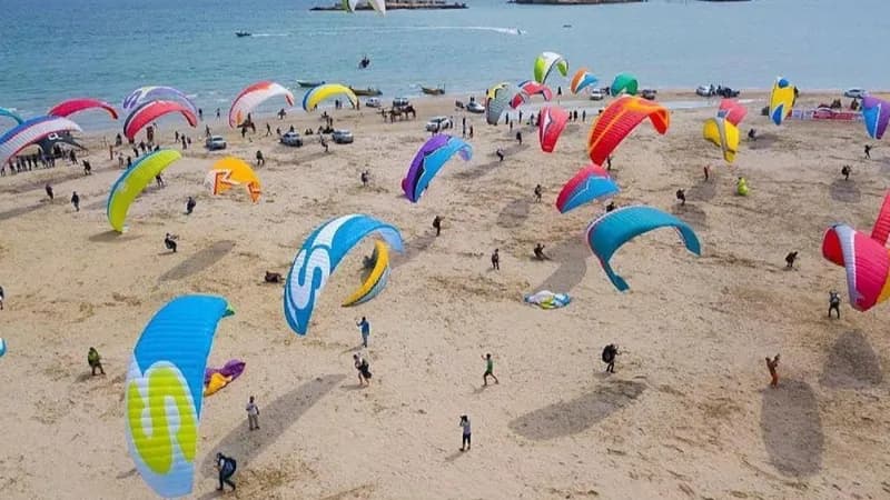 گردشگران در سواحل قشم