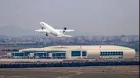 هواپیمای مسافربری در حال فرود در فرودگاه قشم