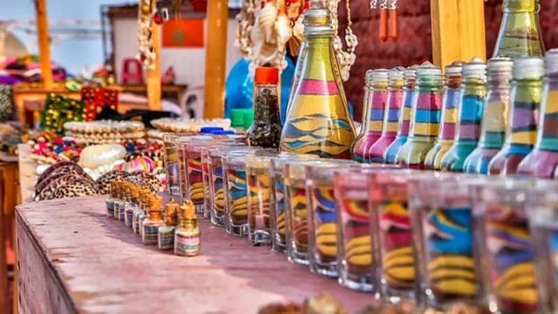 خانم در حال عکاسی در سواحل نیلگون قشم