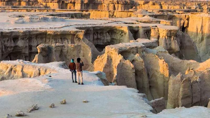 نمای خیره‌کننده از دره ستارگان قشم در نور روز