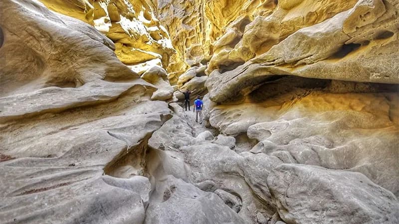 صخره‌های ناهموار و بیابانی قشم در تنگه چاهکوه