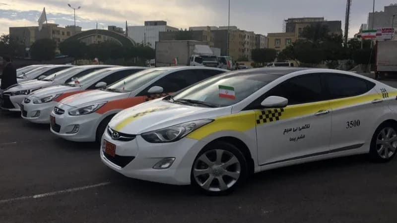 تاکسی در خیابان‌های جزیره قشم