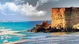 نمایی از جزایر ناز قشم در زمان جزر و مسیری که از دل دریا باز شده است