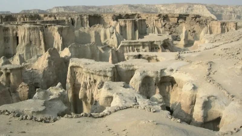 گردشگران در حال بازدید از دره ستارگان قشم در غروب آفتاب