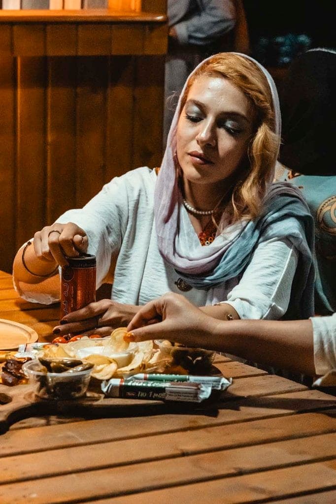 تخته‌سرو میان‌وعدهٔ کافی‌شاپ کشتی آبتین قشم روی میز چوبی عرشه