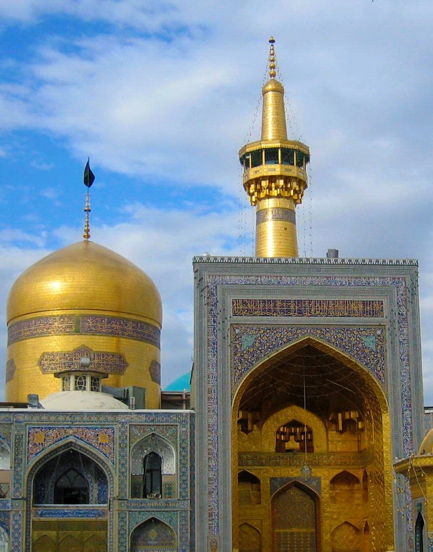 گنبد طلایی، گلدسته زرین و ایوان کاشی‌کاری‌شده حرم امام رضا زیر آسمان آبی