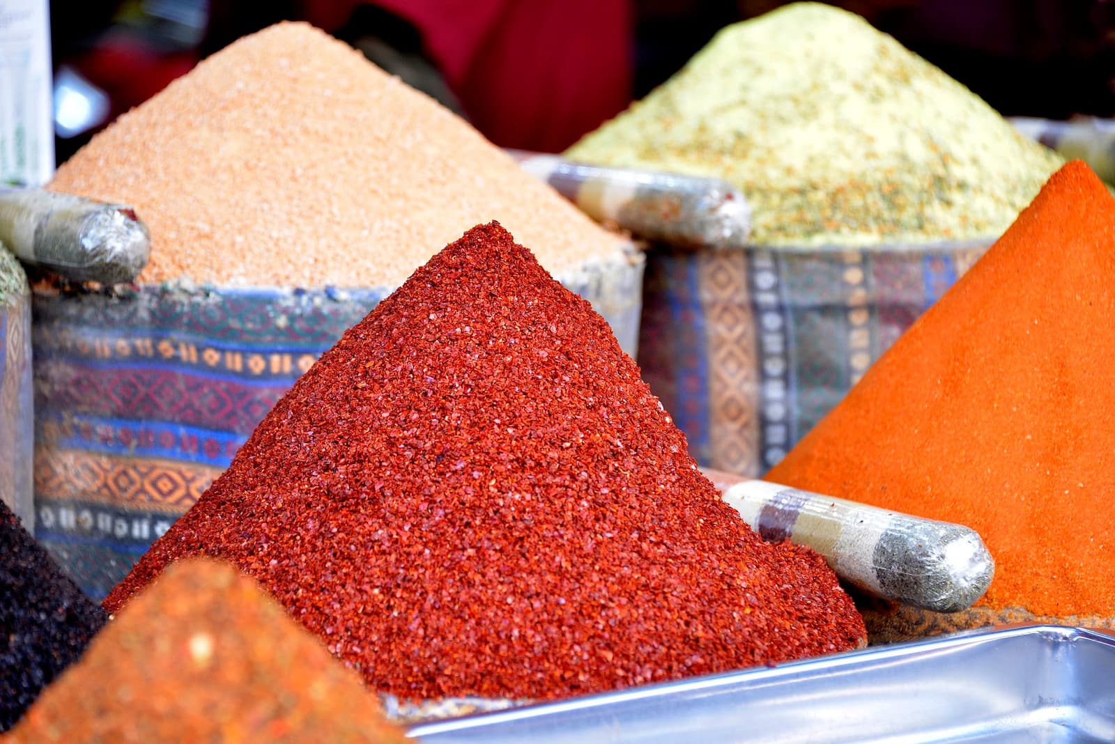 تپه‌های رنگارنگ ادویه در بازار ادویه (مصری بازار) استانبول