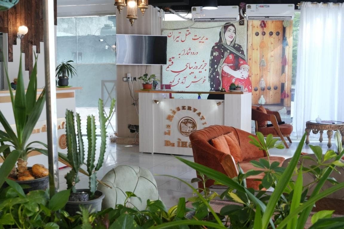نشیمن و فضای پذیرایی با مبلمان در سوئیت تیران قشم