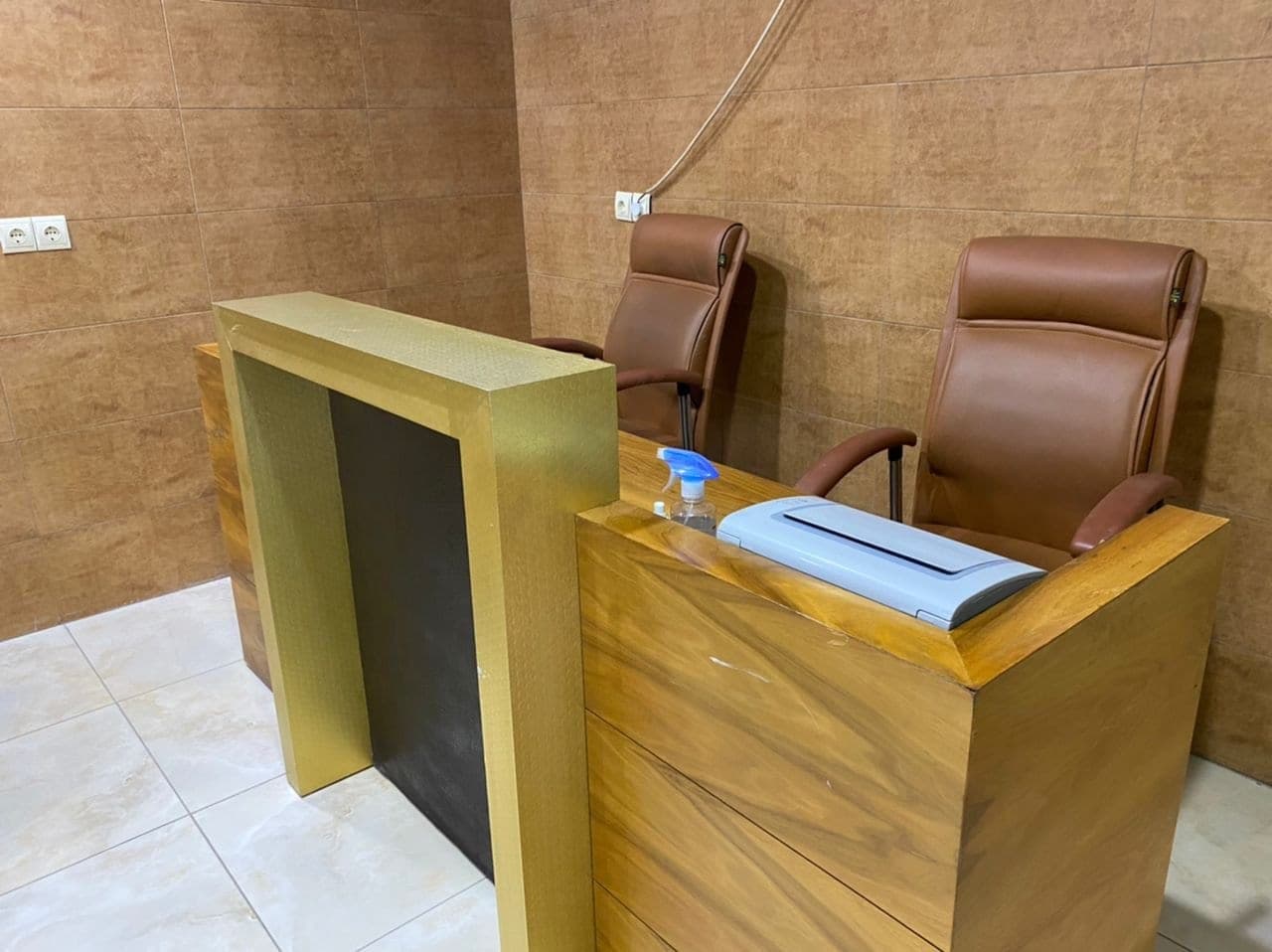 اتاق‌خواب ساده با تخت چوبی در اقامتگاه سنتی ساحل سرخ هرمز