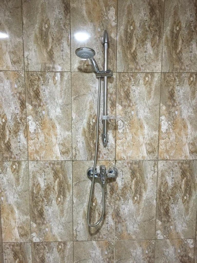 حمام و دوش با کاشی‌کاری در اقامتگاه سنتی ساحل سرخ هرمز