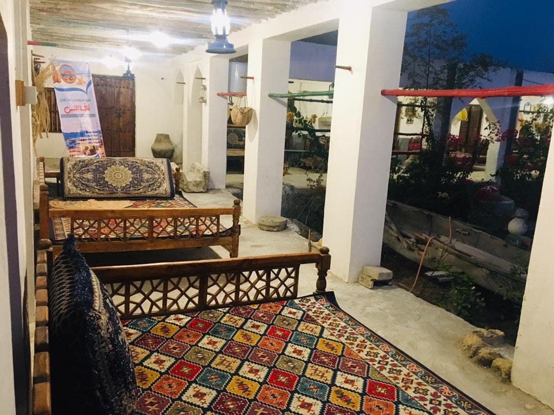 اتاق تزیین‌شده با منسوجات و عناصر محلی در بوم‌گردی ناخدا علی قشم