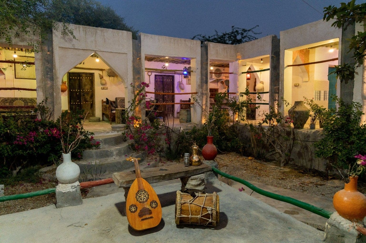 باغچهٔ حیاط و نمای ساختمان سنتی در بوم‌گردی ناخدا علی قشم
