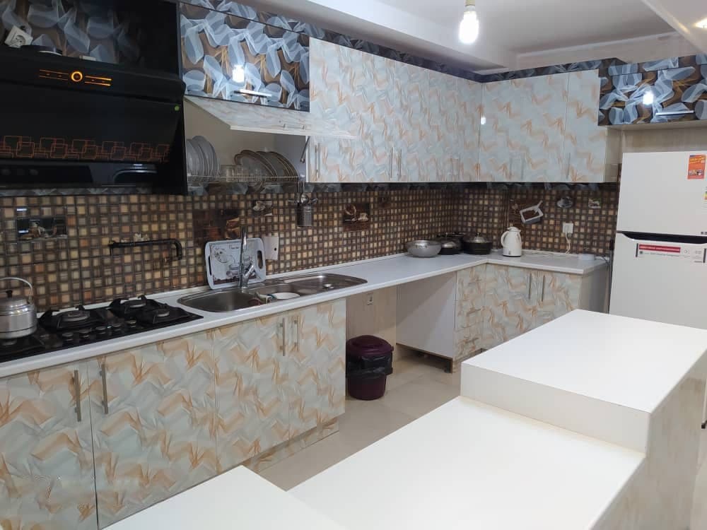 آشپزخانه با کابینت و اجاق گاز در آپارتمان سام ۱ واحد ۷ قشم