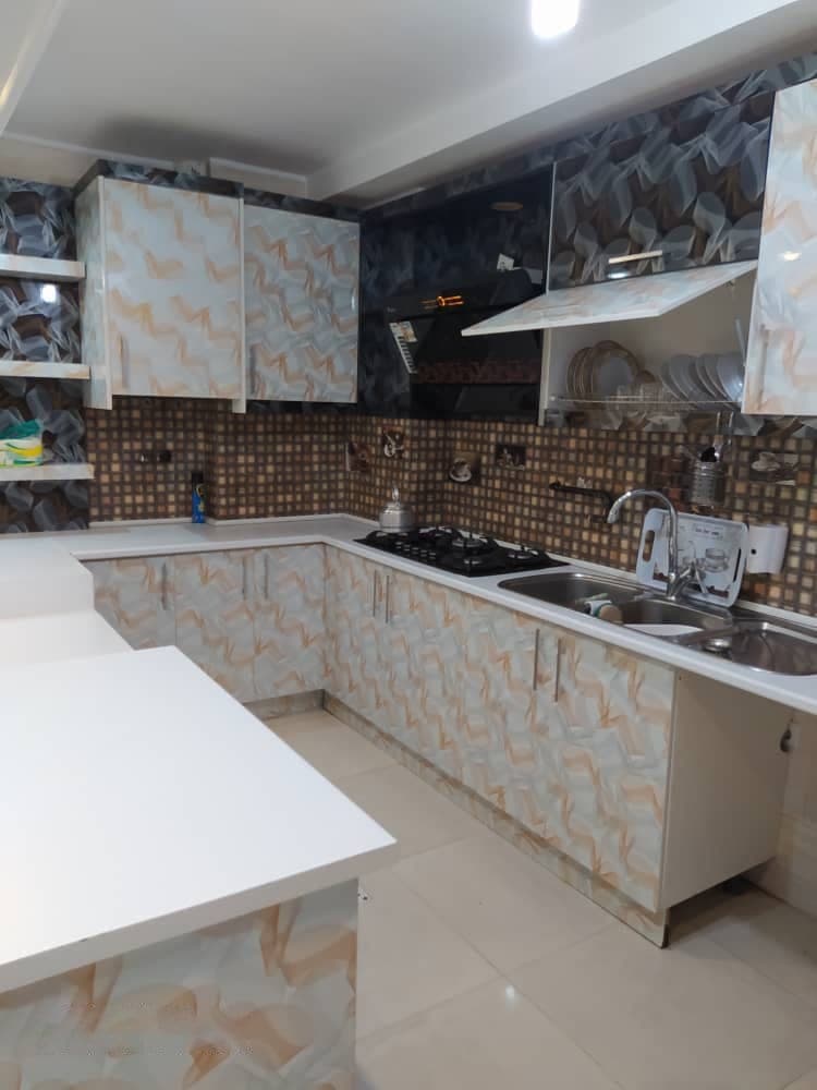 آشپزخانه با کابینت سفید در آپارتمان سام ۱ واحد ۷ قشم