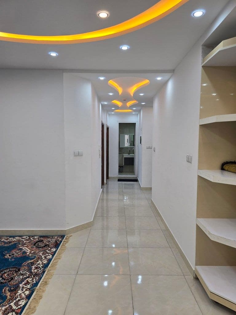 راهرو و کابینت‌بندی داخلی آپارتمان دوخوابه سجادی قشم