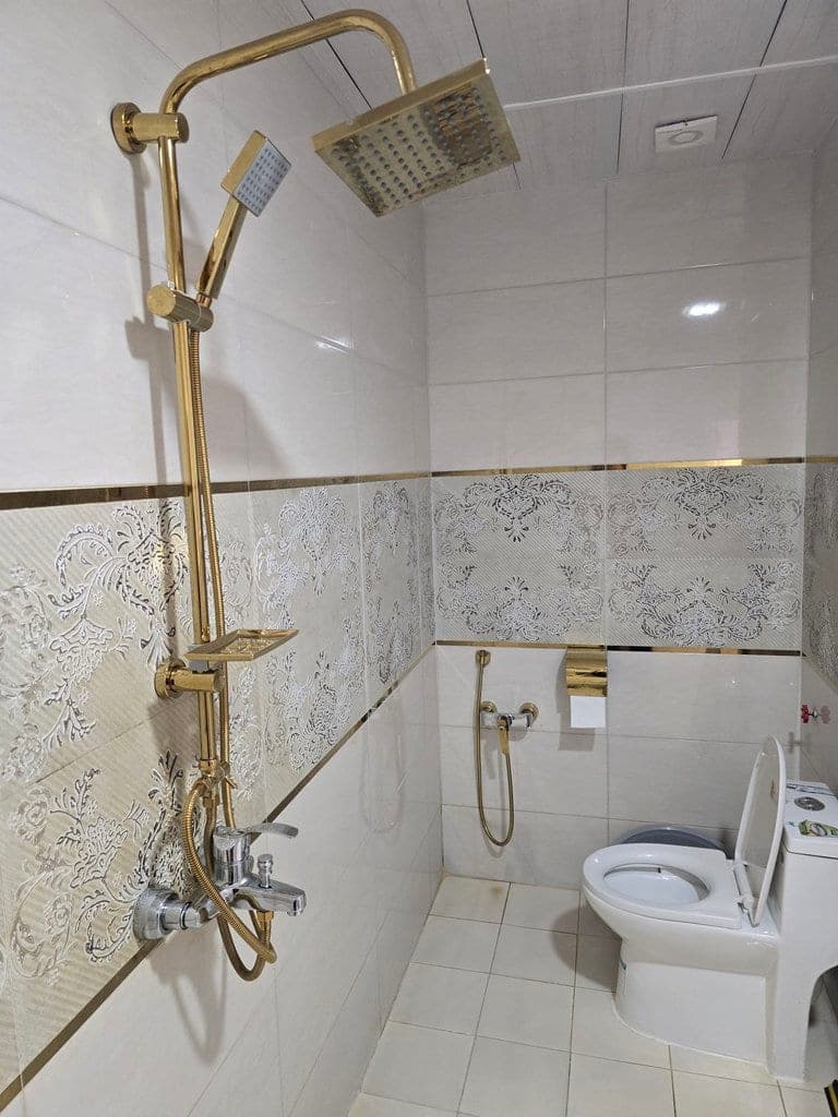 سرویس بهداشتی ایرانی و دوش حمام در آپارتمان سجادی قشم