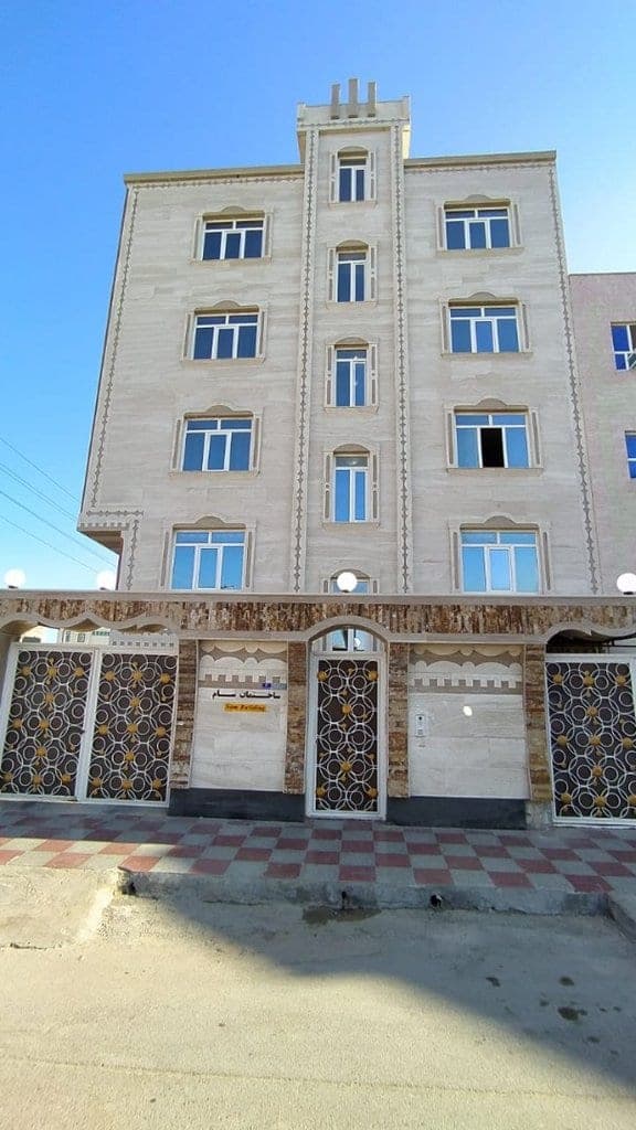 نمای بیرونی ساختمان سنگی سام در جزیرهٔ قشم