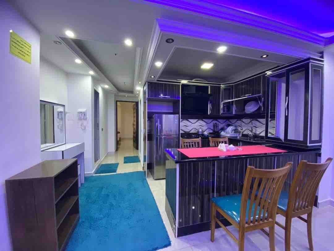 آشپزخانه و فضای نهارخوری با کابینت در آپارتمان لوکس سام پلاس ۱ قشم