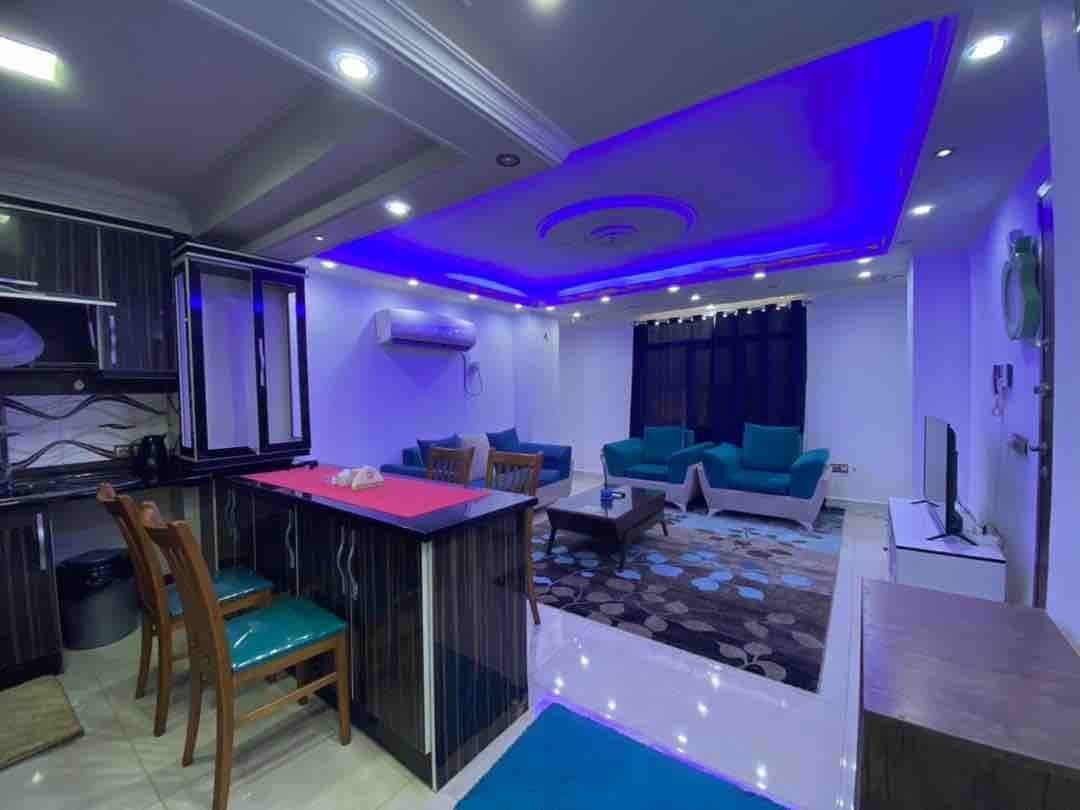 آشپزخانه با کابینت و فضای نهارخوری در آپارتمان لوکس سام پلاس ۱ قشم