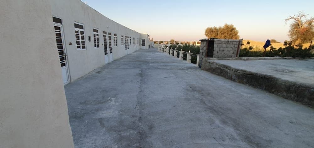 محوطه و حیاط سرسبز شب‌هنگام بوم‌گردی مالوک قشم