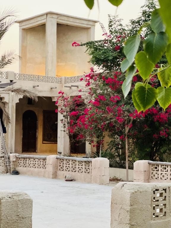 دیوار خشتی و درب سنتی بوم‌گردی خانه دوست قشم